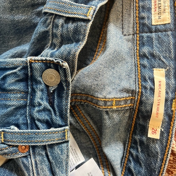 Levi straight leg rib cage jeans. - Picture 5 of 6